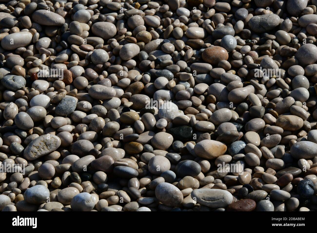 Pietre grandi, piccole, rotonde sulla spiaggia mediterranea in provincia di Alicante, Spagna Foto Stock