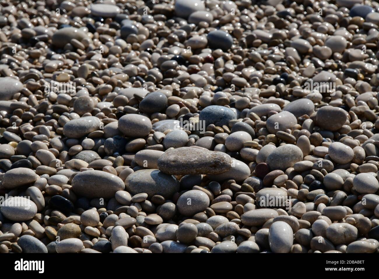 Pietre grandi, piccole, rotonde sulla spiaggia mediterranea in provincia di Alicante, Spagna Foto Stock