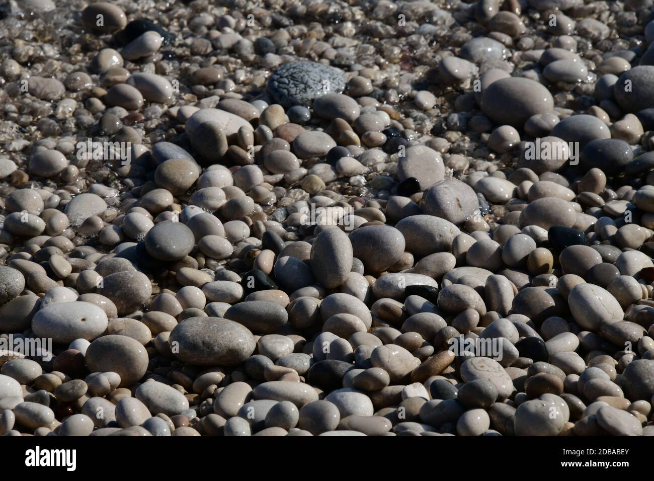 Pietre grandi, piccole, rotonde sulla spiaggia mediterranea in provincia di Alicante, Spagna Foto Stock