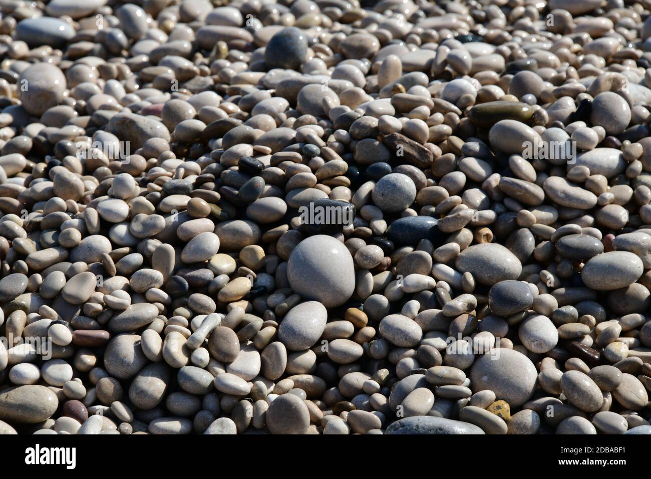Pietre grandi, piccole, rotonde sulla spiaggia mediterranea in provincia di Alicante, Spagna Foto Stock