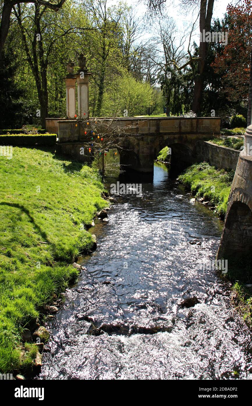 Una chiesa su un fiume Foto Stock