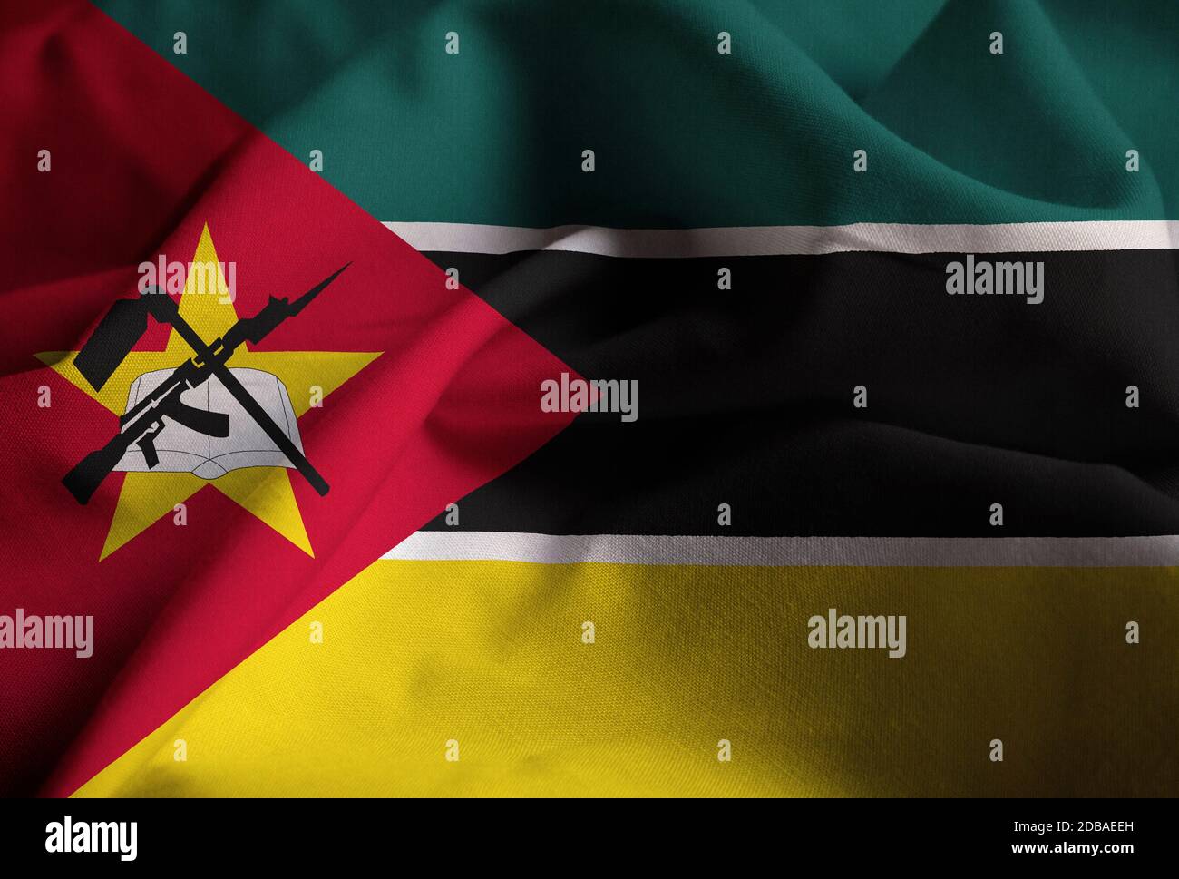 Primo piano di Ruffled Mozambico Flag, Mozambico Flag soffiando in vento Foto Stock
