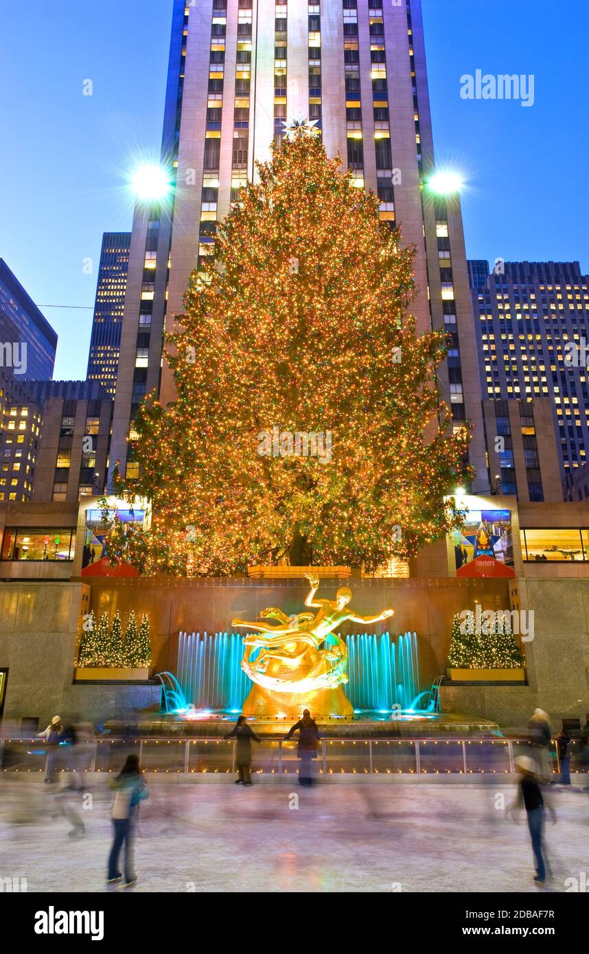 Natale a New York Rockefeller Plaza Rockefeller Center pista di pattinaggio Foto Stock