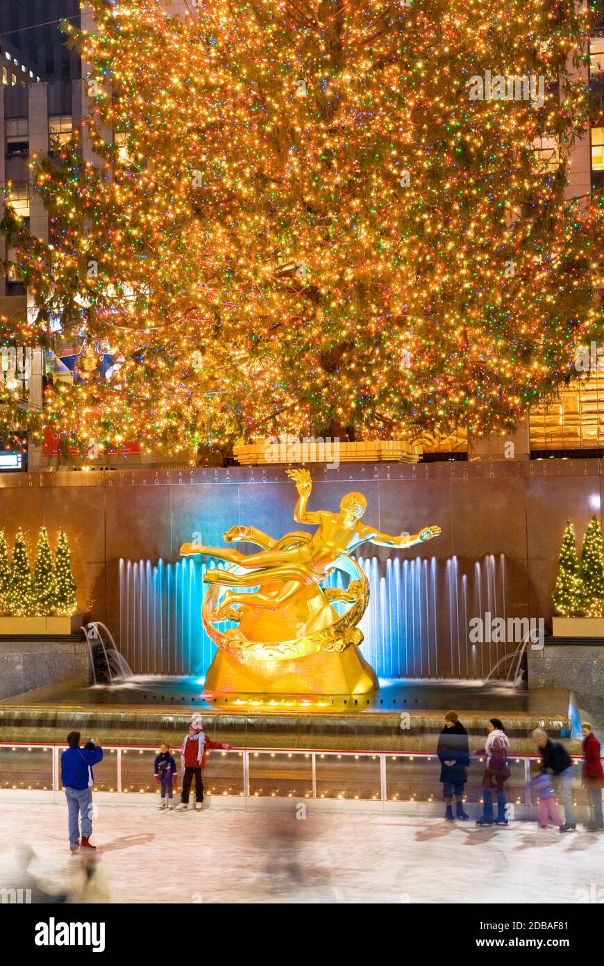 Rockefeller Plaza Rockefeller Center pista di pattinaggio Natale a New York Foto Stock