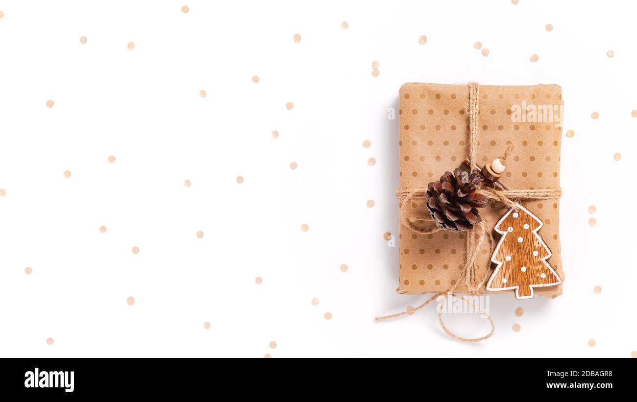 Confezione regalo avvolta in carta artigianale con decorazioni bianche sfondo con kraft confetti Foto Stock