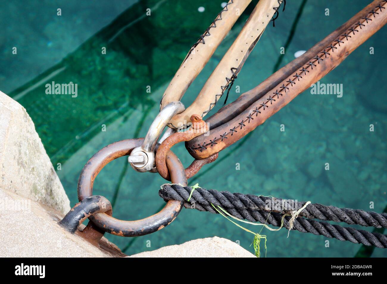 Viste dettagliate da uno yacht a vela in un porto Foto Stock