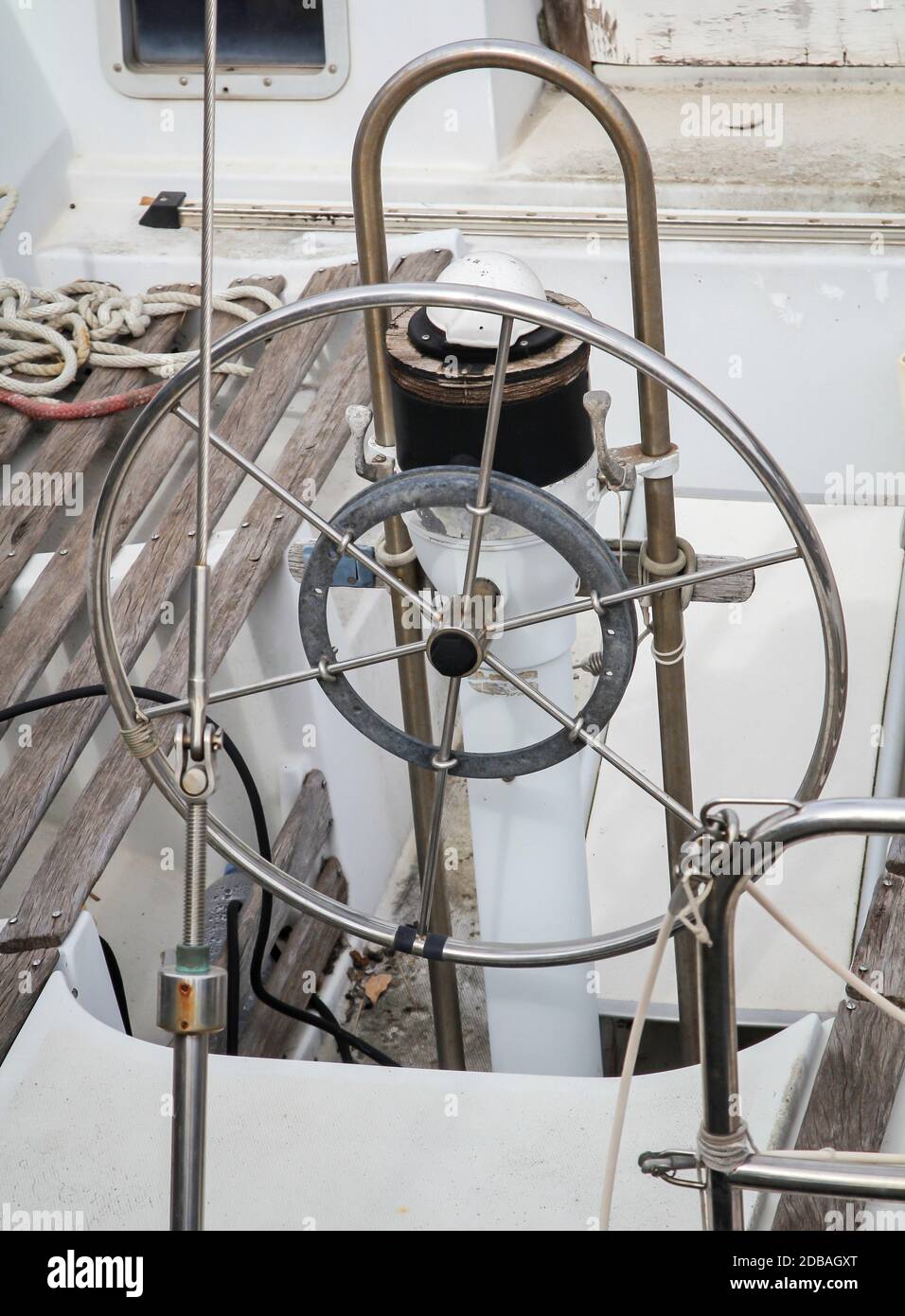 Viste dettagliate da uno yacht a vela in un porto Foto Stock