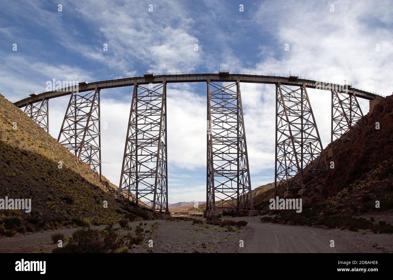 Viadotto la Polvorilla nella provincia di Salta alla Puna de Atacama, Argentina. Il viadotto è gestito dal treno per le nuvole, un servizio di treno turistico in t Foto Stock