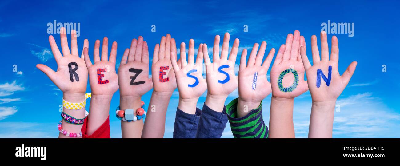 Bambini mani costruire colorato tedesco Parola Rezession significa recessione. Cielo blu come sfondo Foto Stock