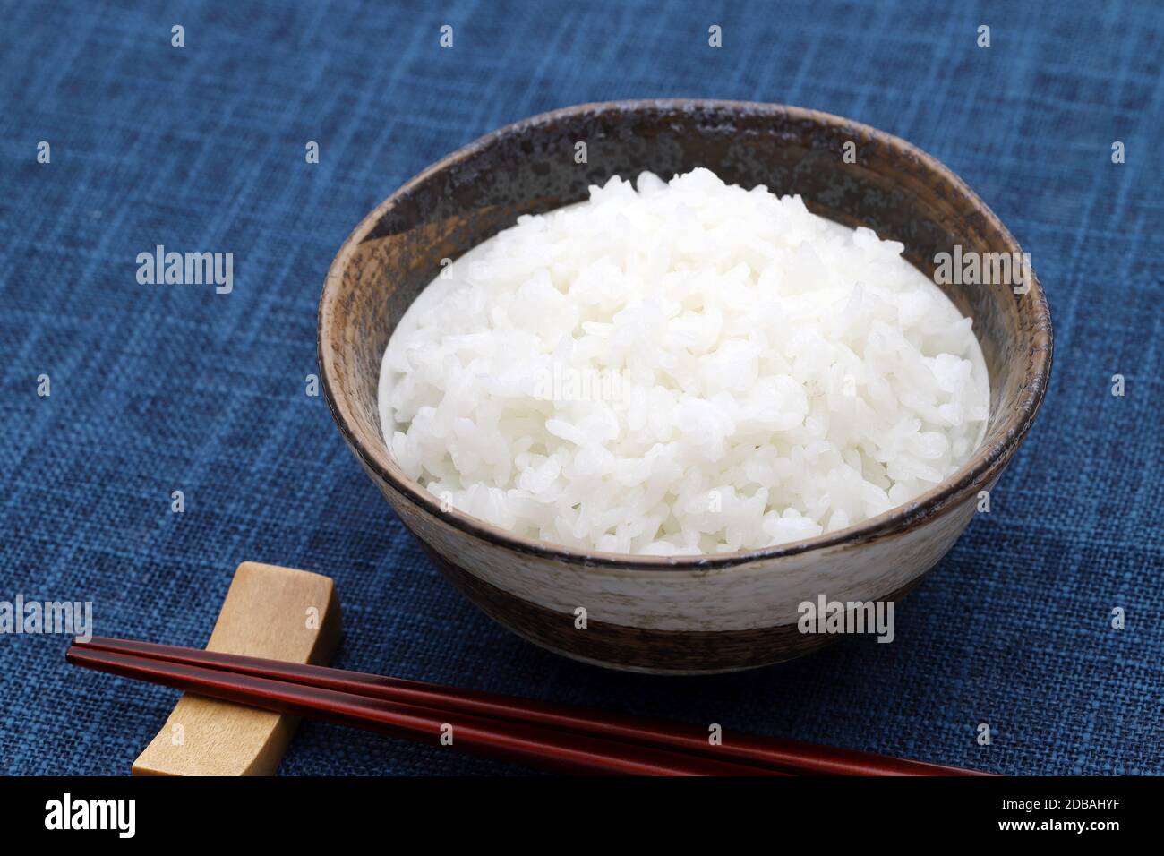 Riso bianco cotto giapponese sul tavolo. Piatti giapponesi di base Foto Stock