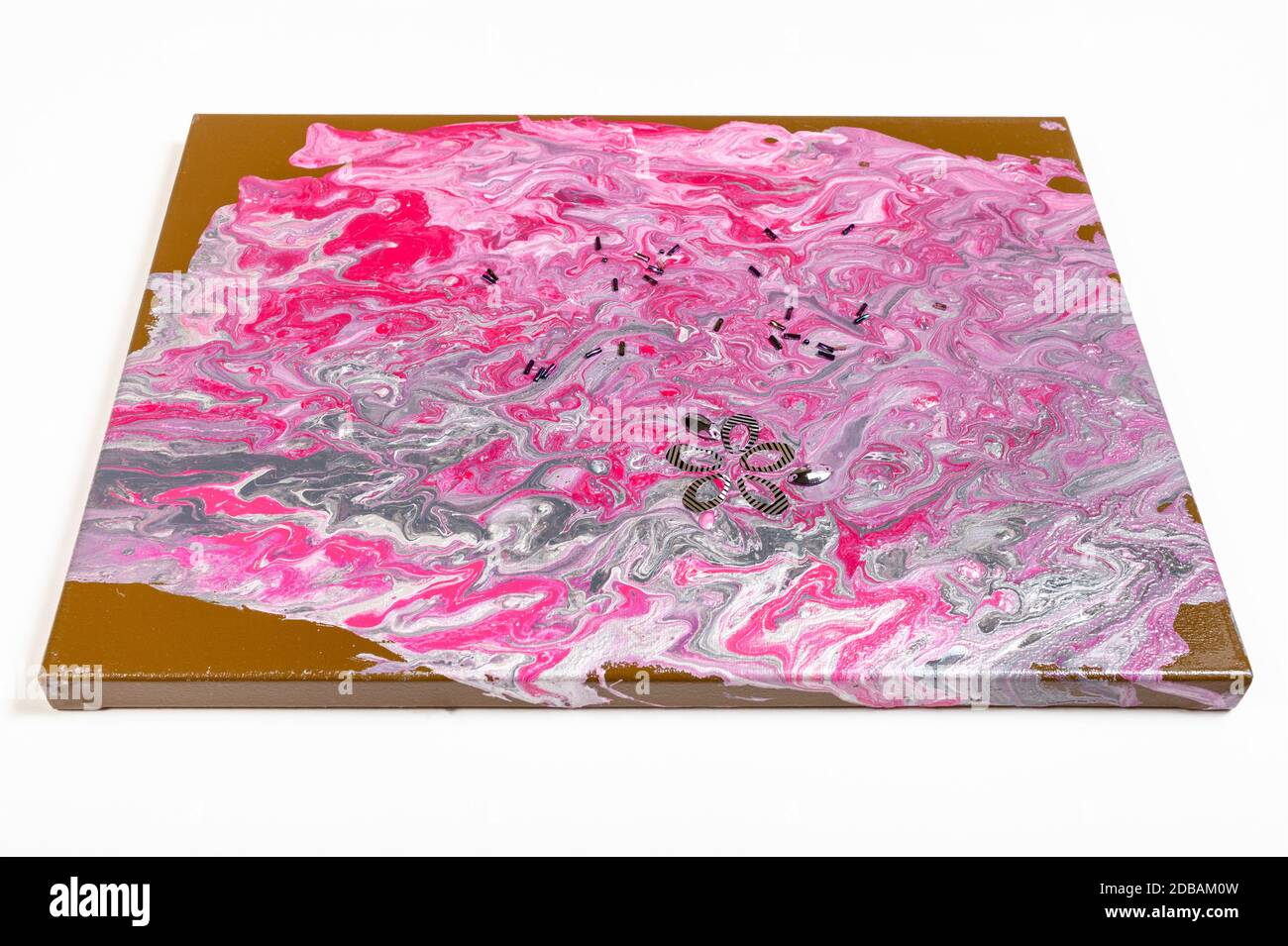 pittura senza cornice con immagine acrilica rosa e argento decorata da perle su sfondo bianco Foto Stock