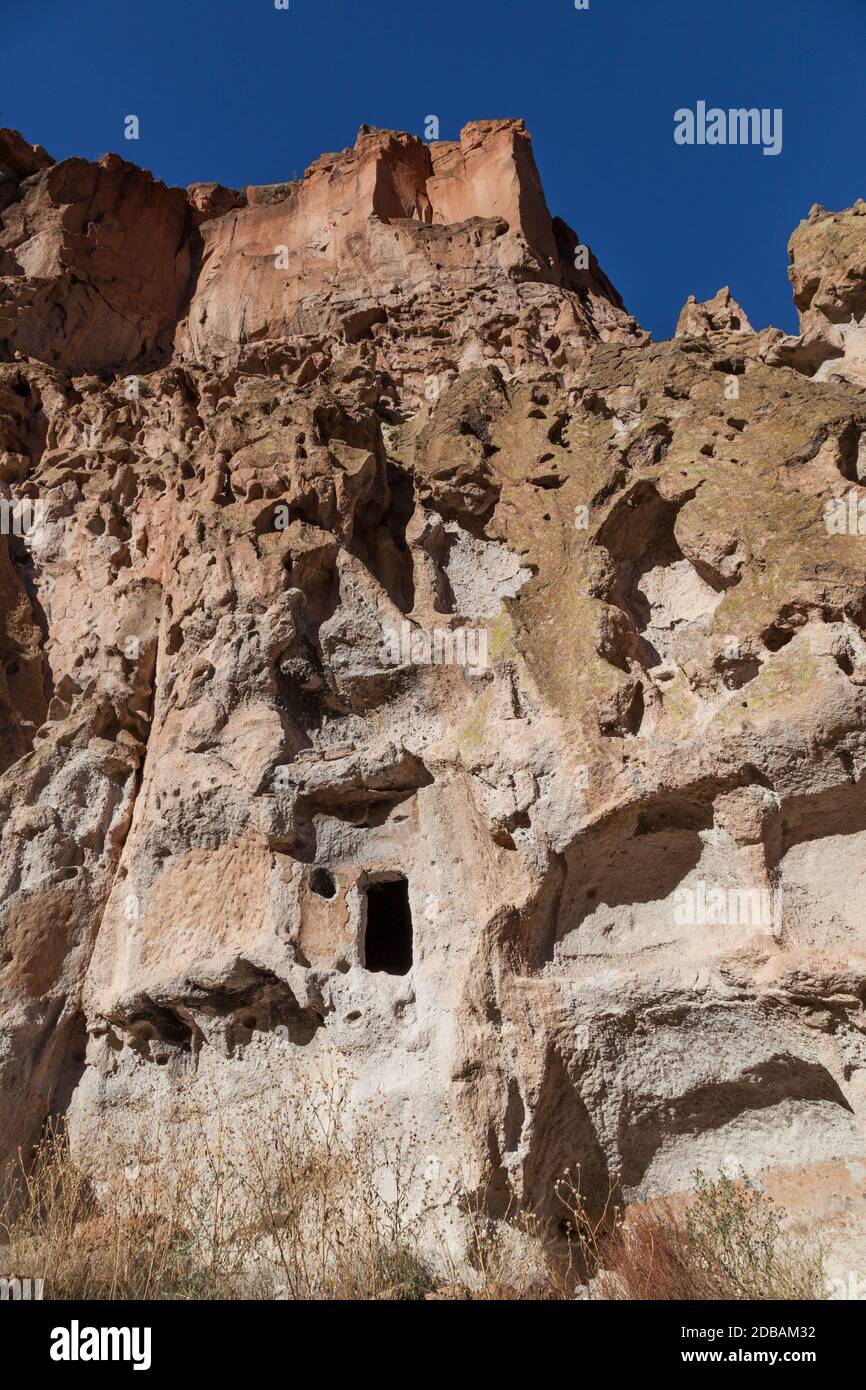 Pareti di arenaria nel Canyon di Frijoles che sono state scolpite dal popolo Pueblo per le abitazioni nel Monumento Nazionale di Bandelier, New Mexico. Foto Stock