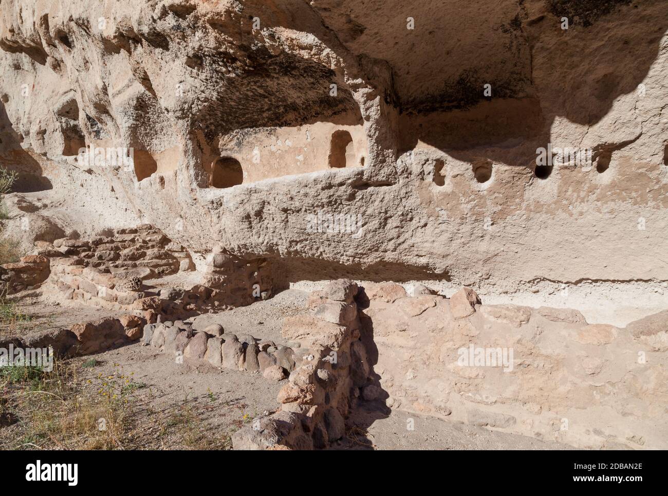 Pareti di arenaria nel Canyon di Frijoles che sono state scolpite dal popolo Pueblo per le abitazioni nel Monumento Nazionale di Bandelier, New Mexico. Foto Stock