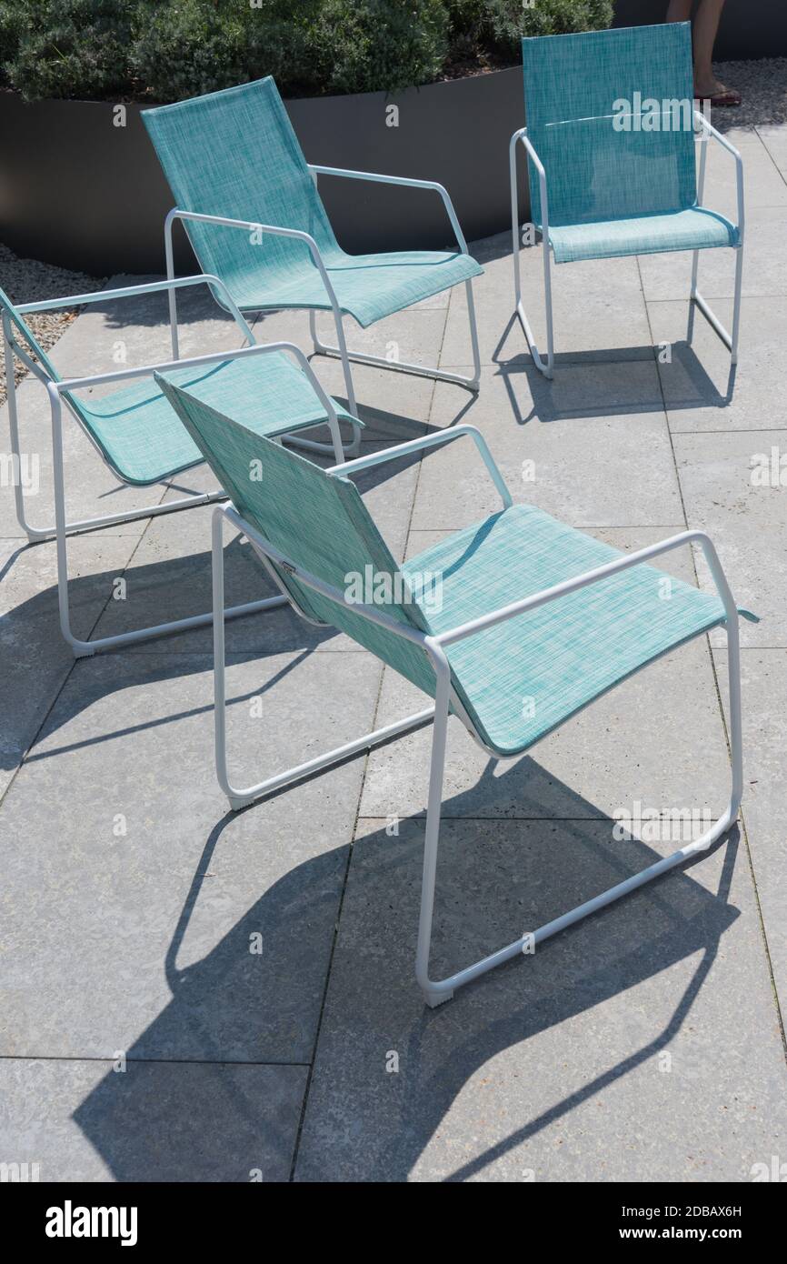 Quattro posti a sedere in una moderna architettura giardino con grande terrazza Foto Stock