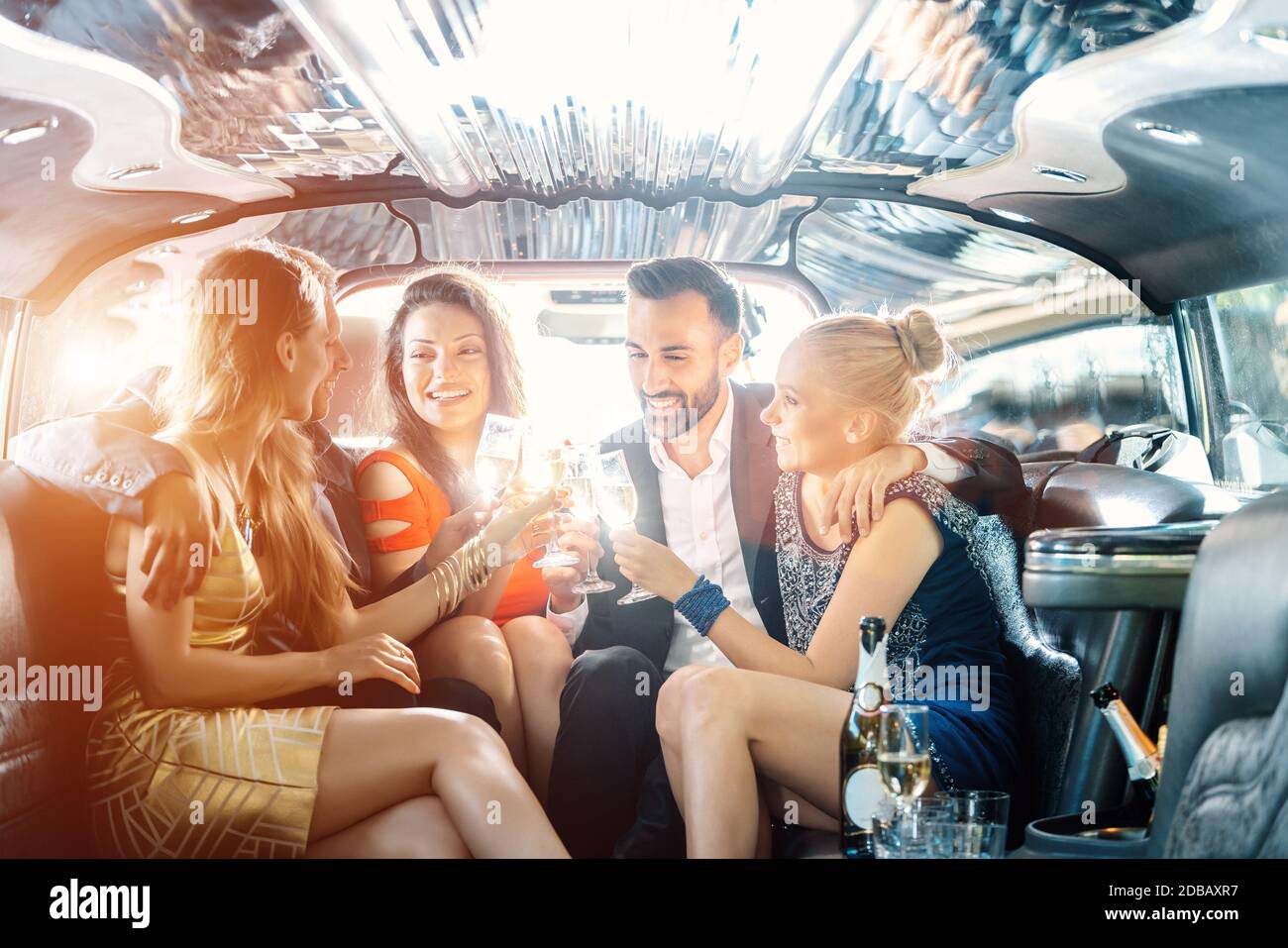La folla di popolo partito in una limousine con bevande, donna e uomo divertendosi Foto Stock