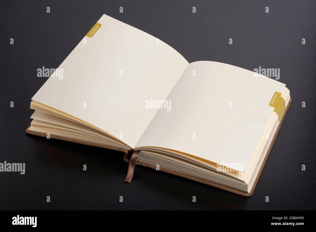 Notebook con pianificatore giornaliero aperto con pagine di oggetti intelligenti su sfondo nero scuro Foto Stock