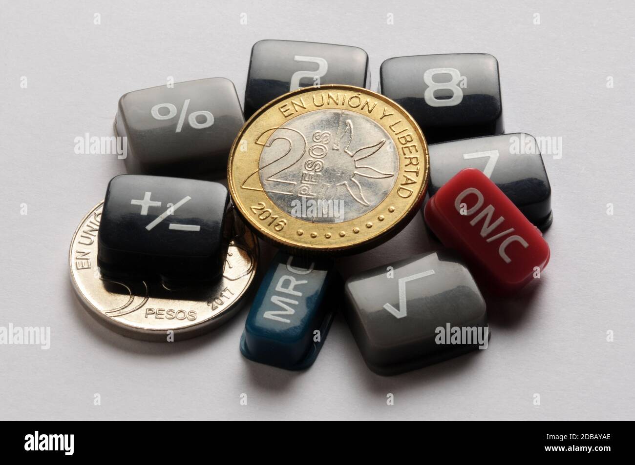 Valuta argentina con tasti calcolatrice Foto Stock