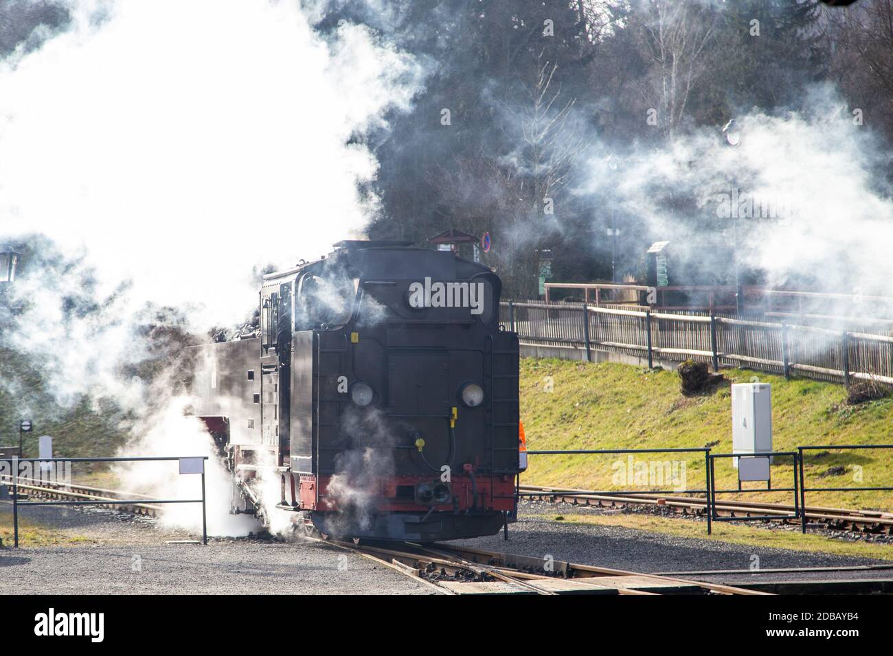 Un vecchio motore a vapore nero in viaggio con tanto vapore Foto Stock