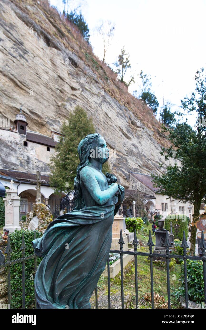 Salisburgo, Austria - 10 marzo 2019 : Cimitero di San Pietro noto come Petersfriedhof. È il cimitero più antico di Salisburgo, situato ai piedi della F Foto Stock