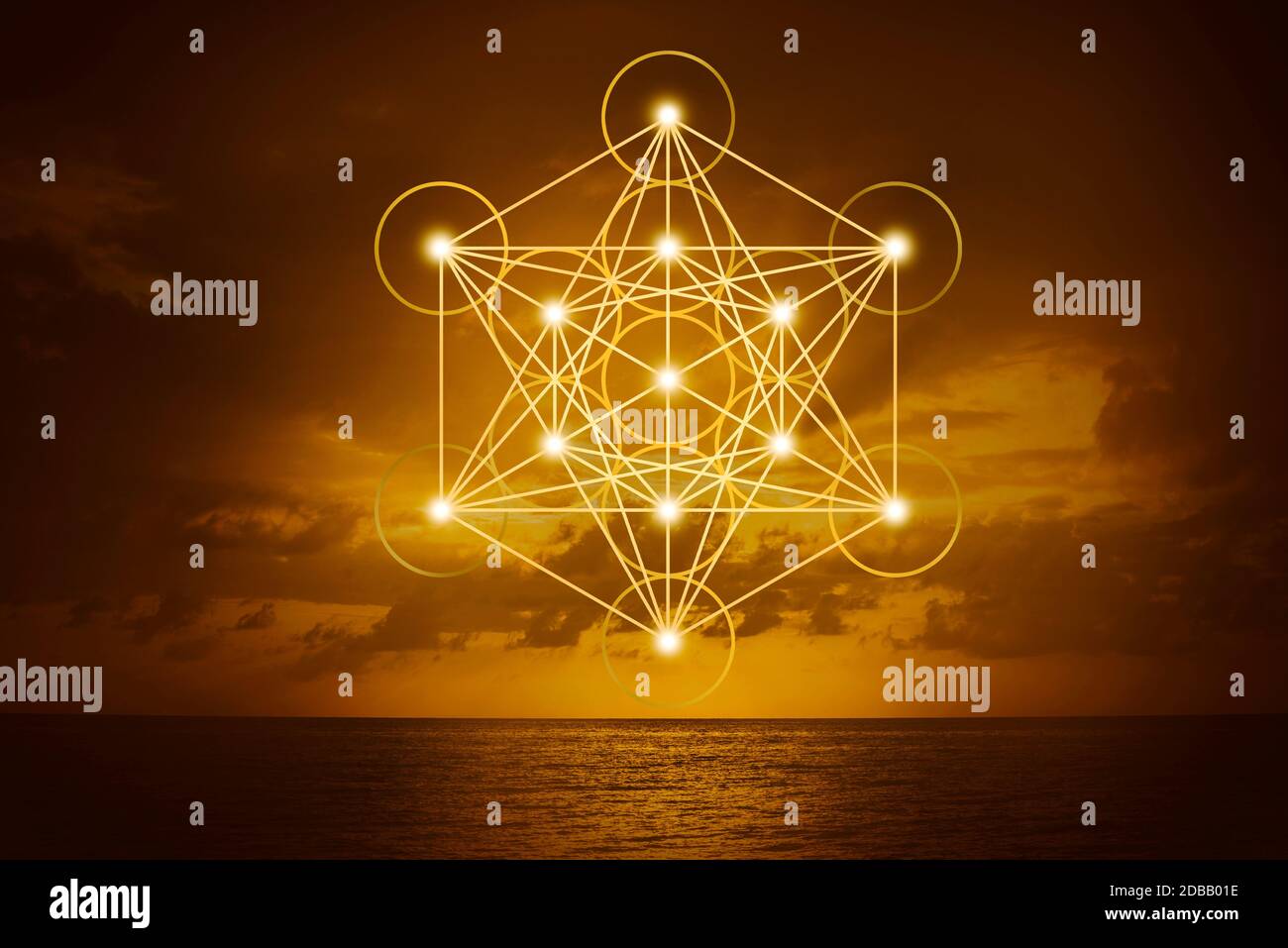 Cubo Metatron contro il cielo giallo Foto Stock