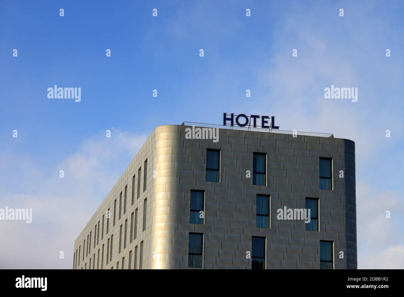 Italia, Piemonte - inverno 2019: Hotel moderno con piastrelle in acciaio, paesaggio alpino italiano, costruito nel 2006 per l'inverno olympias. È possibile visualizzare una riproduzione di Foto Stock