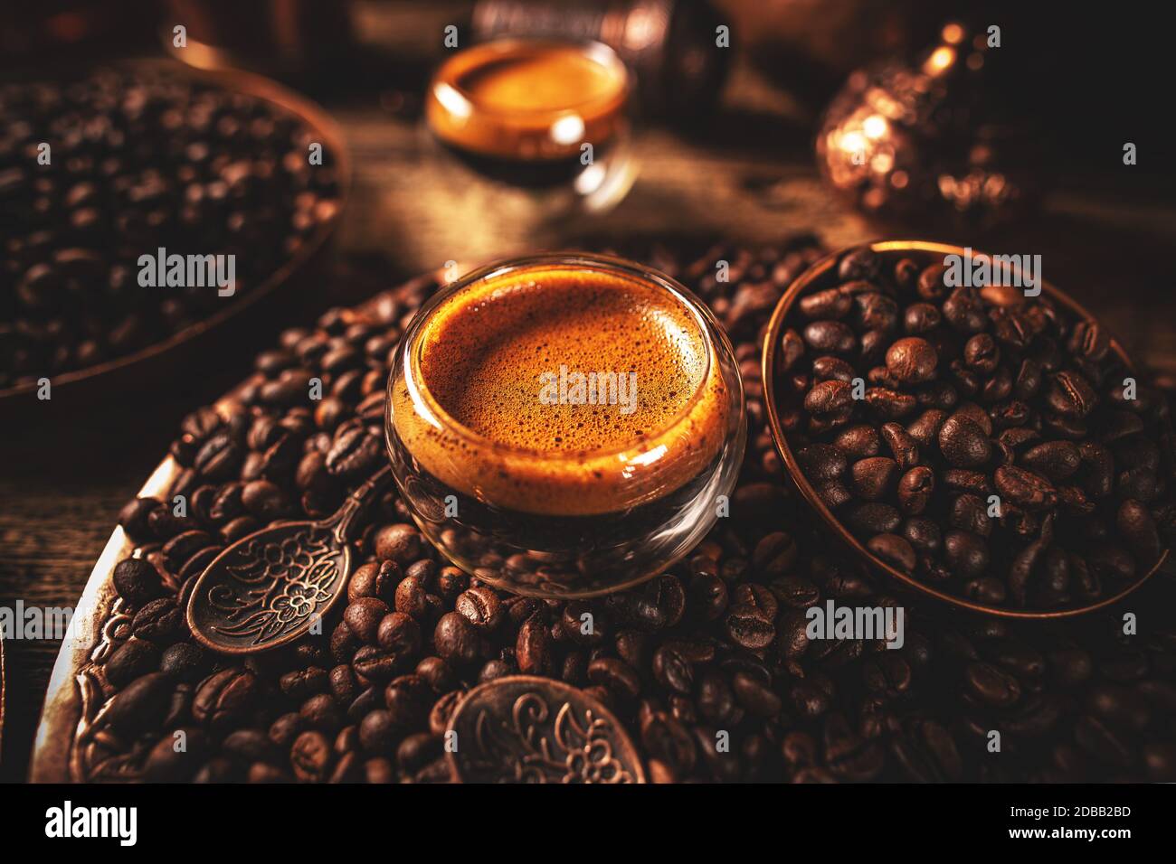 Caffè espresso caldo appena preparato in bicchieri a doppia parete Foto Stock
