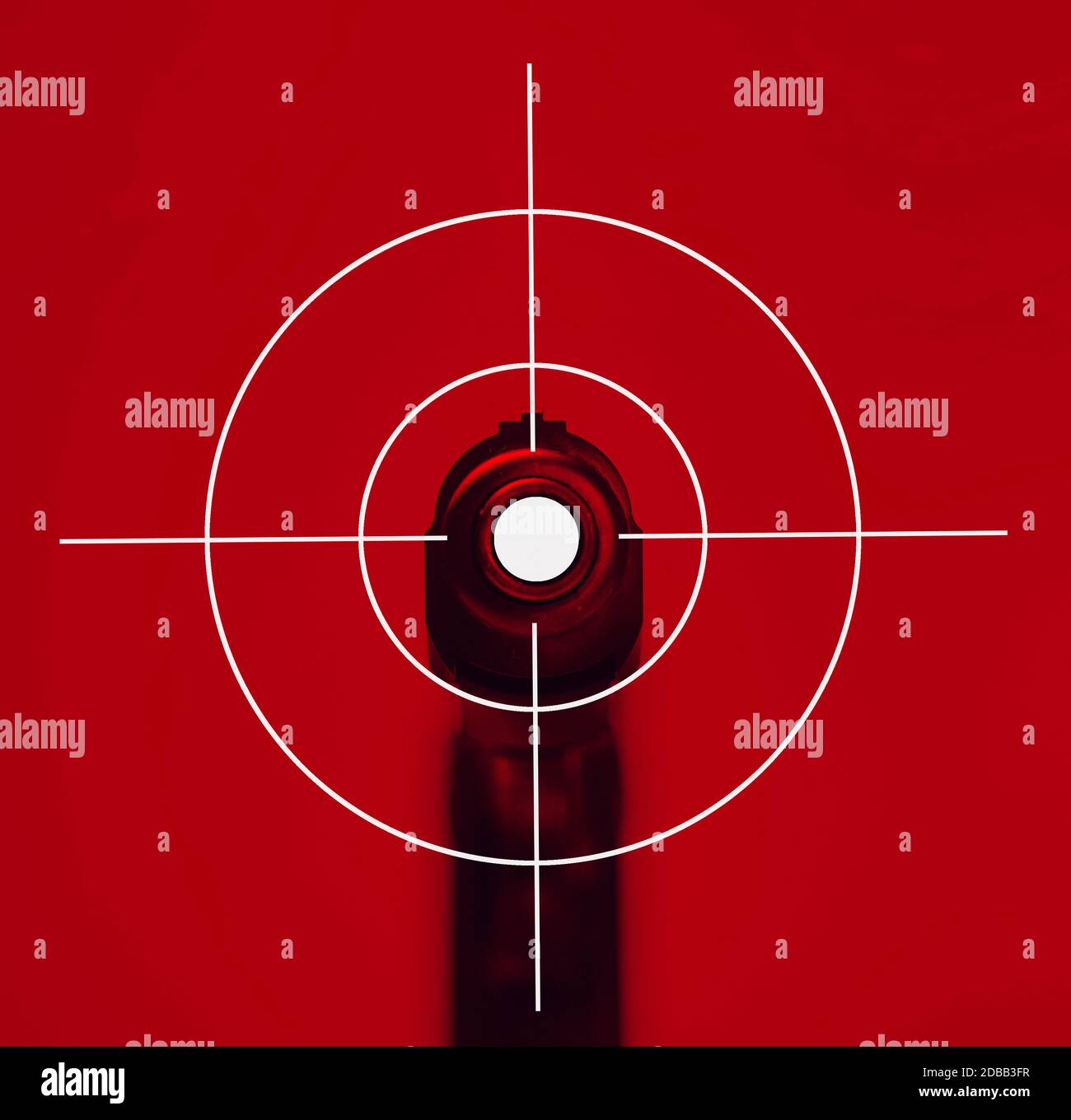 Bersaglio sparato su sfondo rosso con pistola Foto Stock