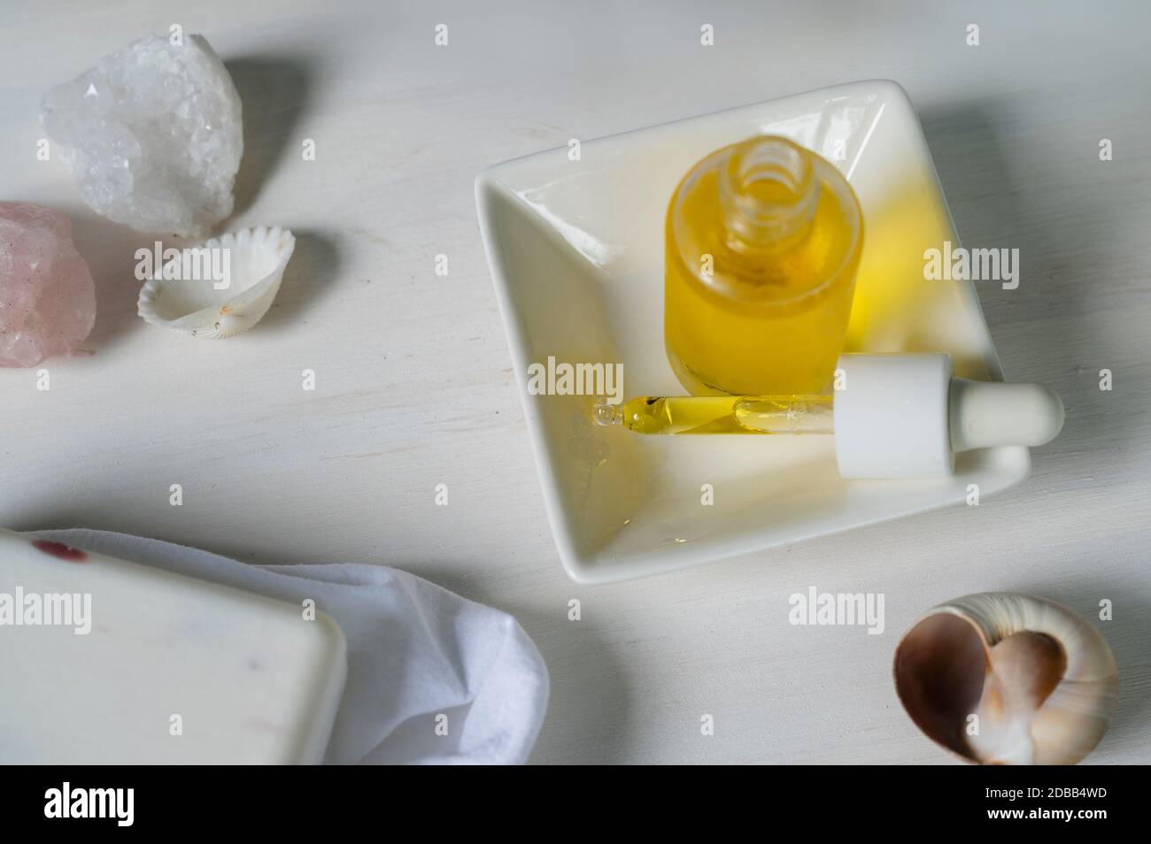 Olio idratante e conchiglie Foto Stock