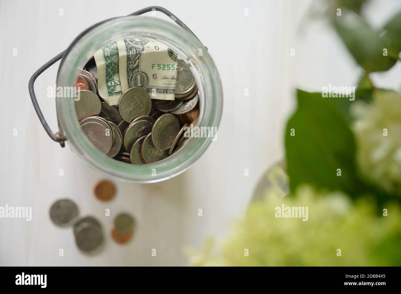 Monete in vaso Foto Stock