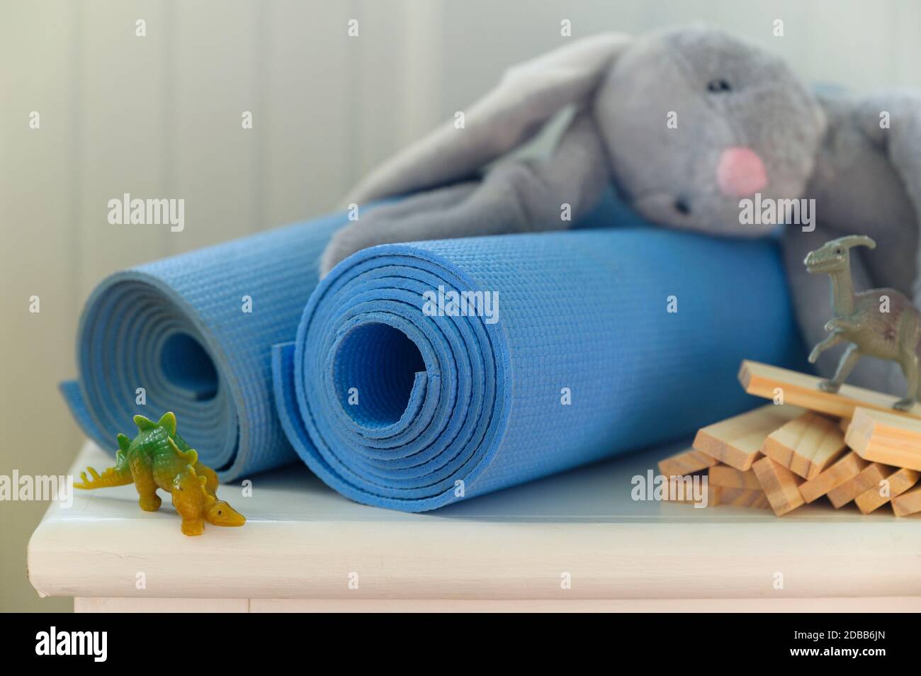 Tappetini per esercizi con giocattolo imbottito Foto Stock