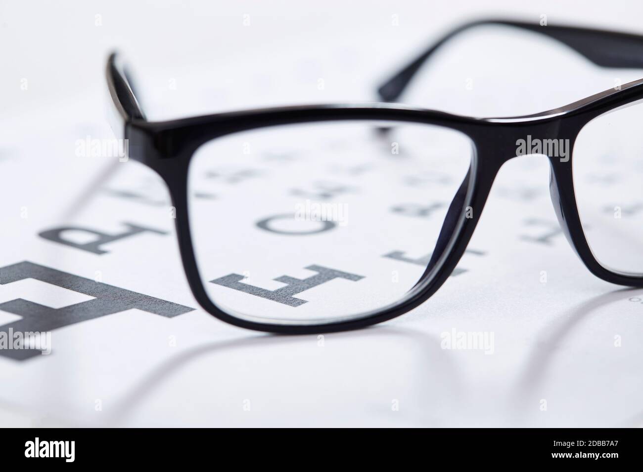 Close up occhiale sul grafico oculare Foto Stock