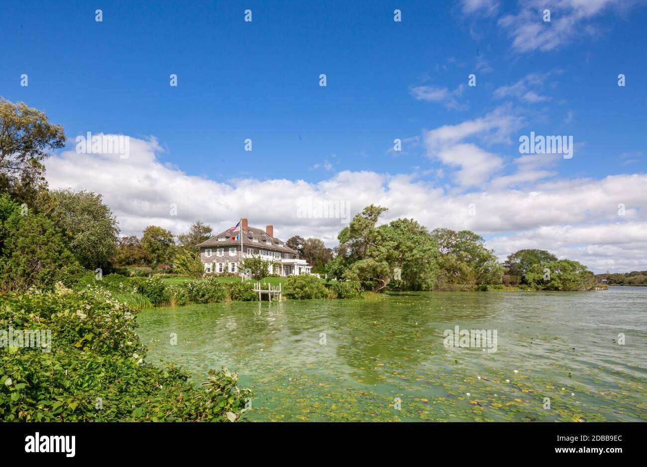 Grande tenuta sul lago Agawam nella sezione di tenuta di Southampton, NY Foto Stock