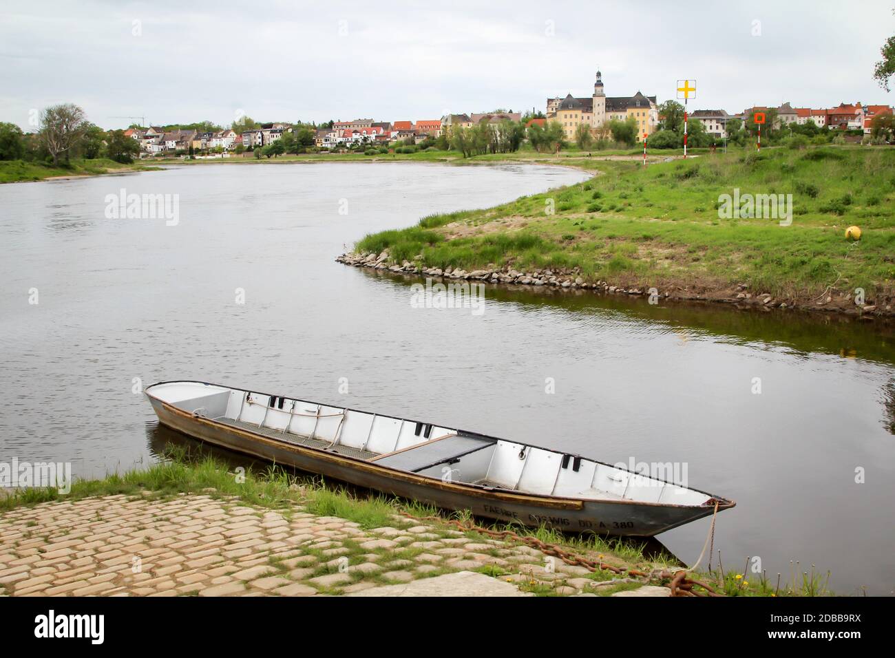 Una barca a remi è fissata alla riva in un groyne Elbe. Foto Stock