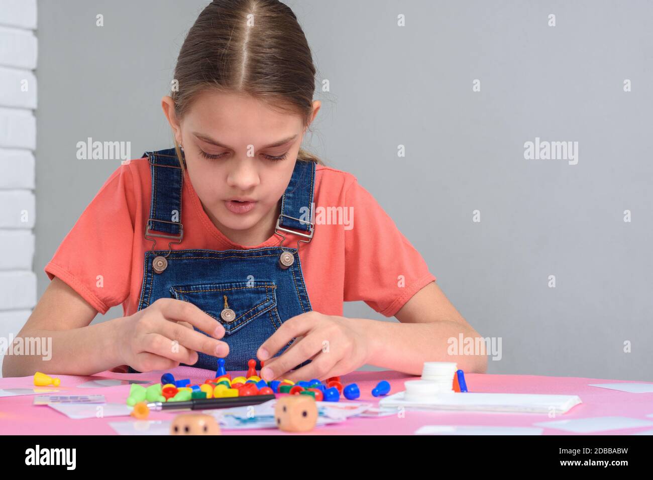 Ragazza con entusiasmo gioca a bordo giochi Foto Stock