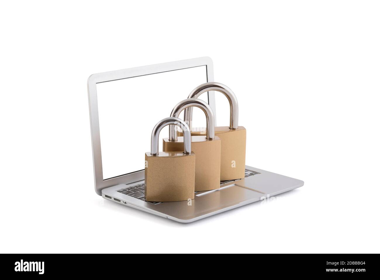 Concetto di sicurezza del computer. Tre lucchetti sul laptop isolati su bianco con percorso di ritaglio Foto Stock