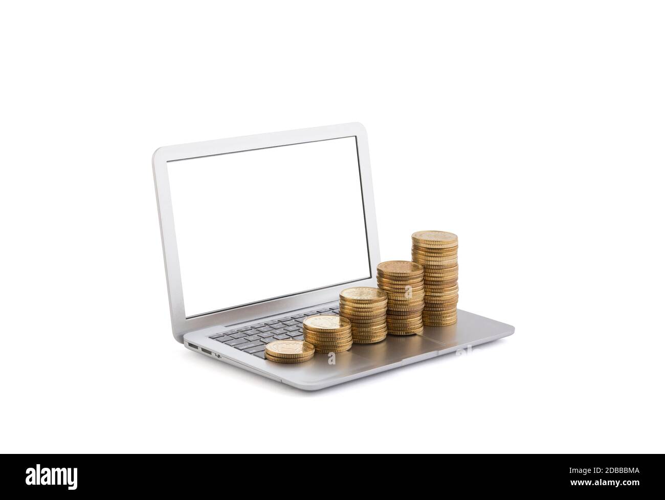Monete in aumento sul laptop isolato su sfondo bianco Foto Stock