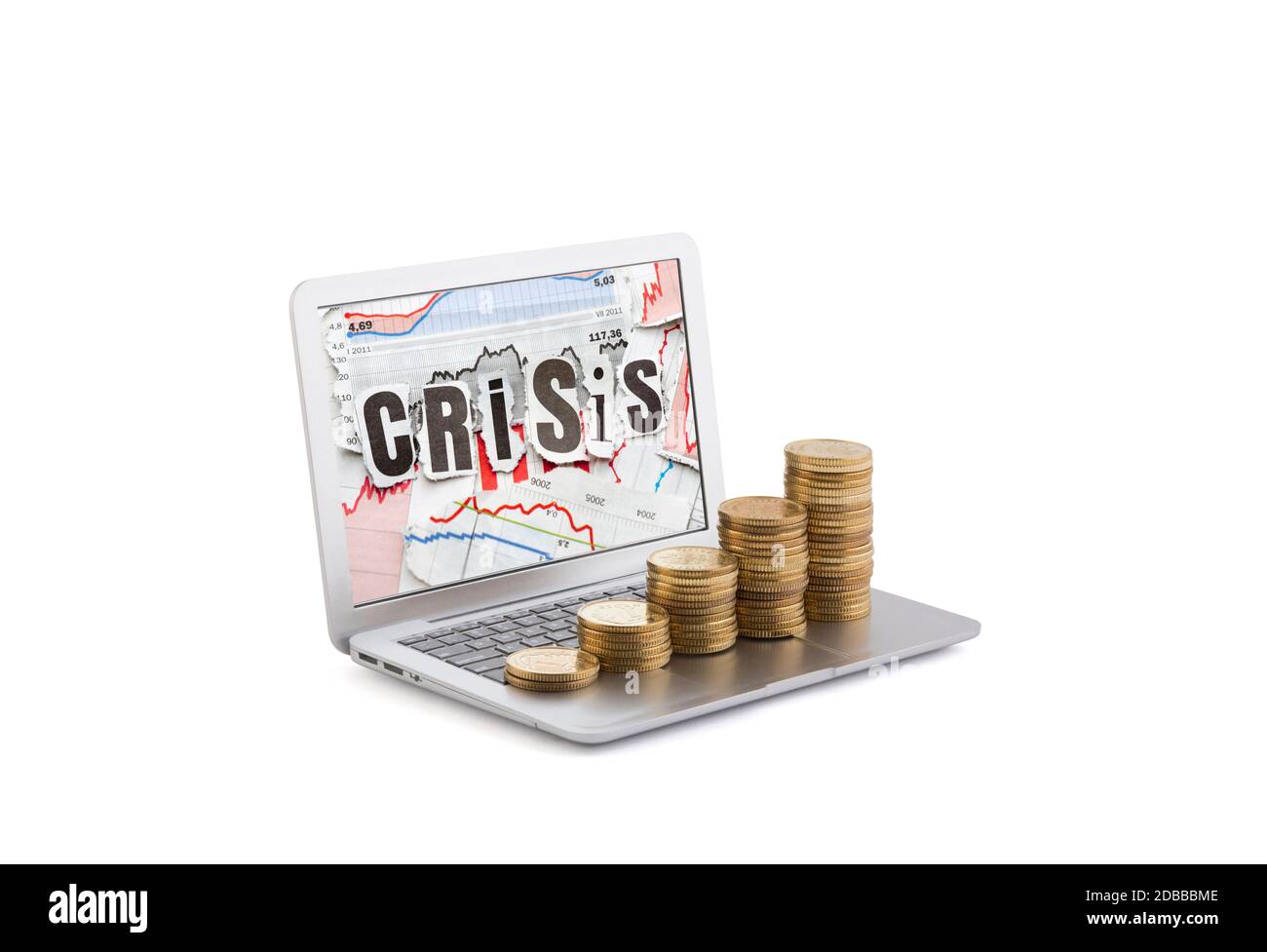 Profitto durante la crisi. Monete in aumento sul laptop con la parola crisi sullo schermo isolato su sfondo bianco Foto Stock