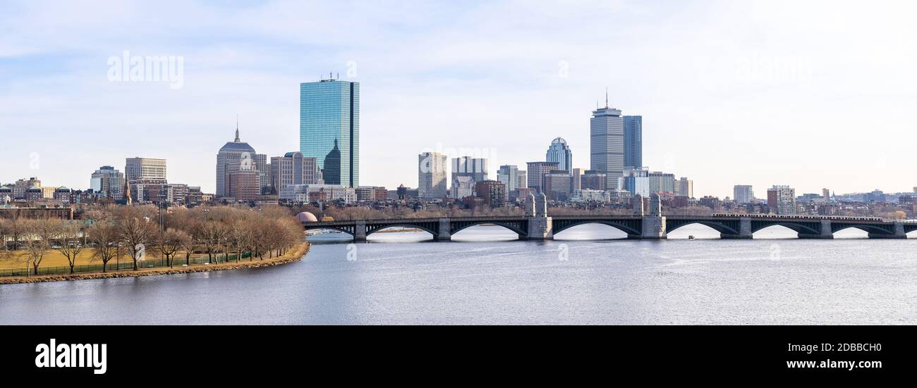 Il panorama urbano panoramico di Boston grattacielo gli edifici degli uffici lungo Charles River al Boston City Commonwealth of Massachusetts nel New England uni Foto Stock