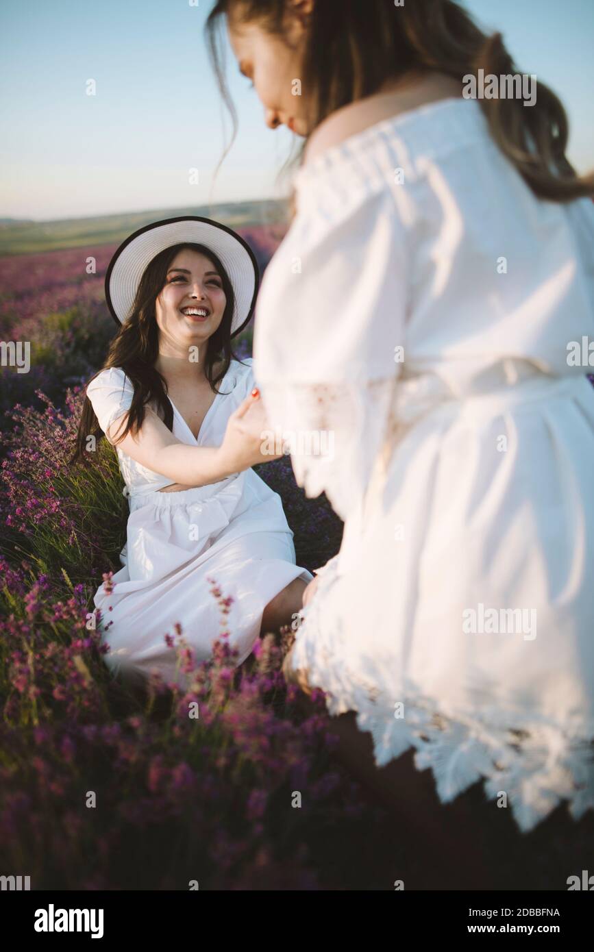 Francia, giovani donne in abiti bianchi in campo lavanda Foto Stock