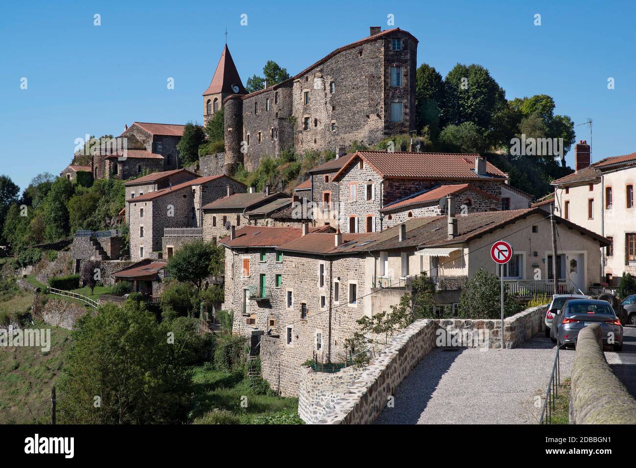 Pittoresco villaggio di Saint Privat d'Allier in Alvernia in Francia con case in pietra e una chiesa Foto Stock