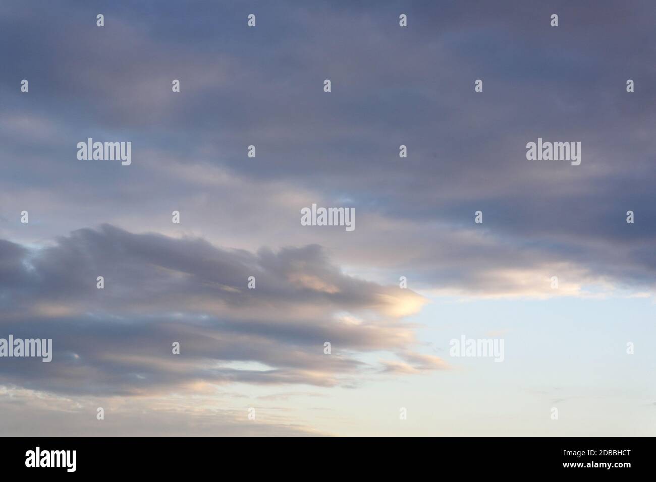 Bella sera cielo con nuvole, aria natura Foto Stock