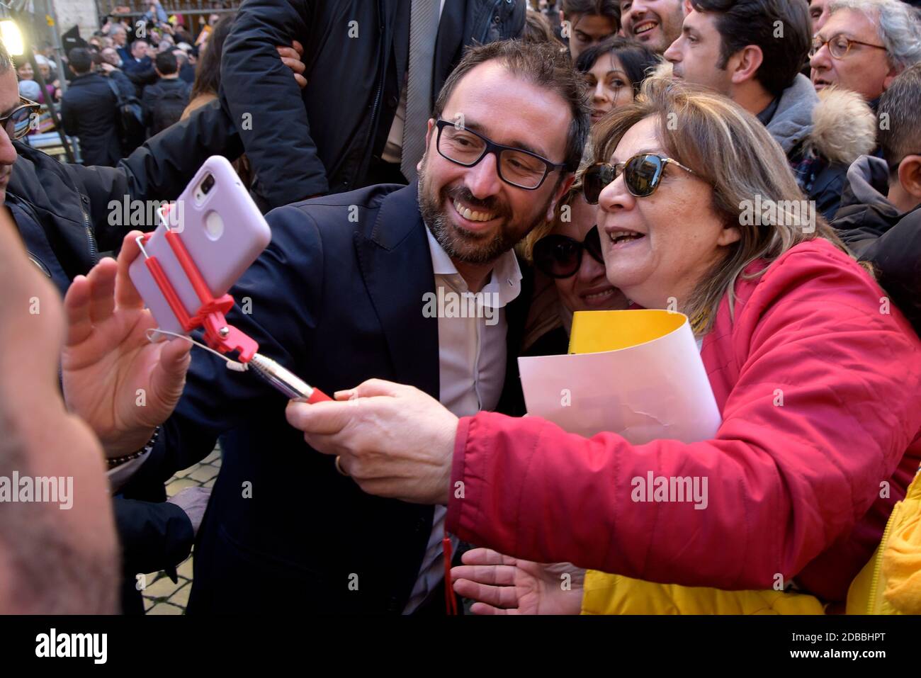 Il Ministro della Giustizia Alfonso Bonafede prende un selfie con i sostenitori al termine della manifestazione del movimento cinque Stelle (M5S), in difesa della legge che riduce le entrate dei parlamentari a Roma. Foto Stock