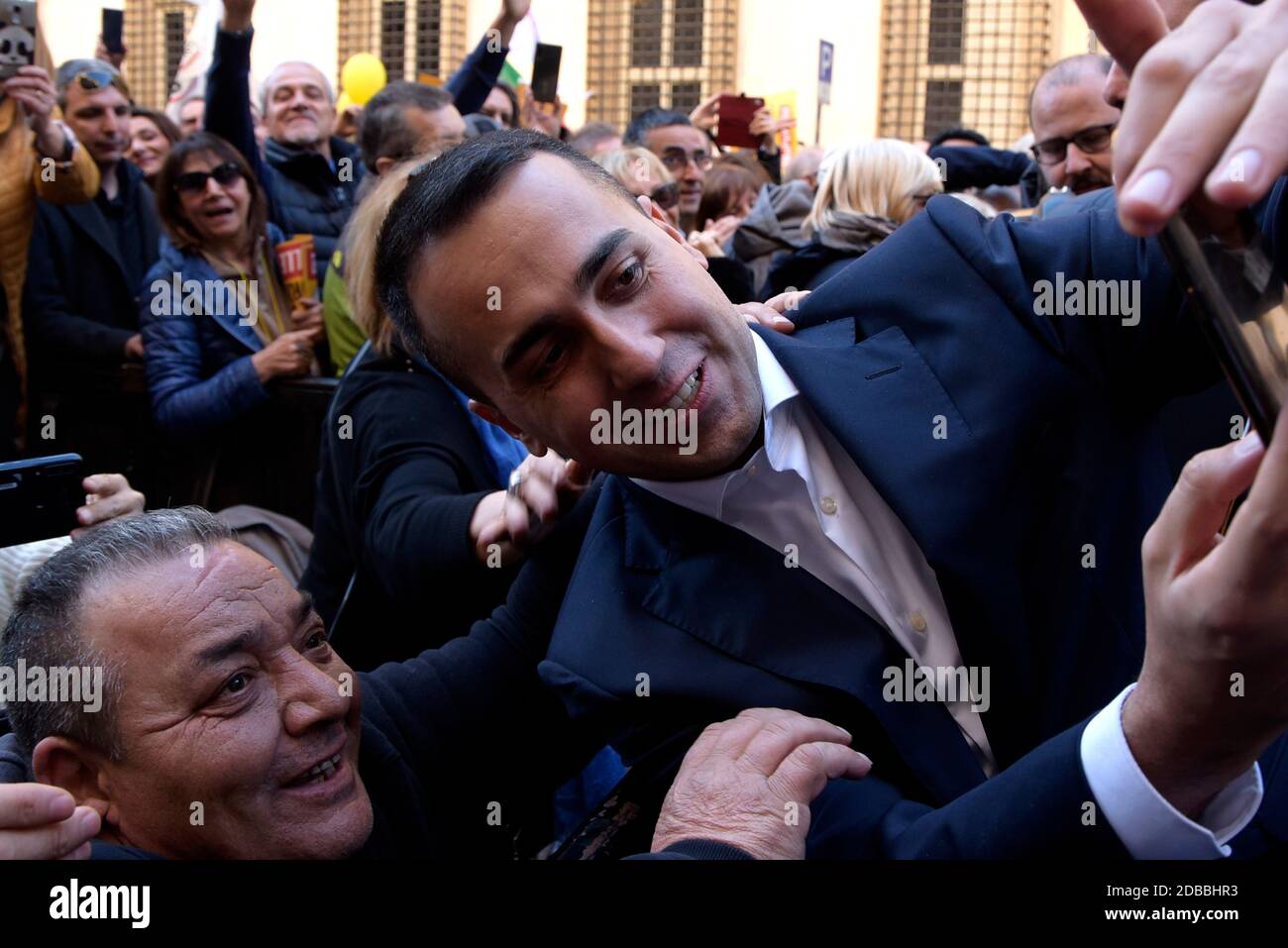 Il Ministro degli Esteri Luigi di Maio (R) prende un selfie con i sostenitori al termine della manifestazione del movimento cinque Stelle (M5S), in difesa della legge che riduce le entrate dei parlamentari a Roma. Foto Stock