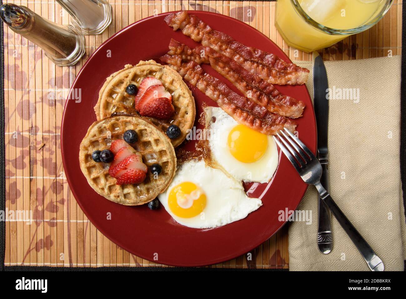 Vista dall'alto su pancetta e uova fritte con waffle a grani multipli Foto Stock