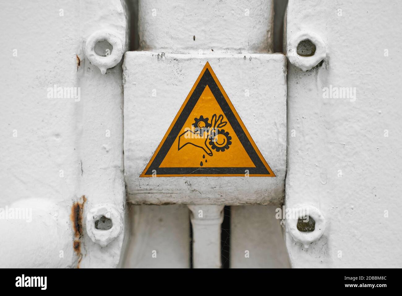Segnale di avvertenza relativo alle mani intrappolate tra gli ingranaggi di una chiusa cancello Foto Stock