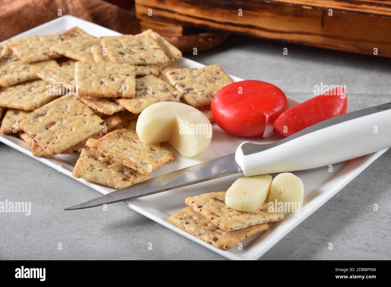 Un piatto di cracker gourmet con mini pagnotte di Edam formaggio Foto Stock