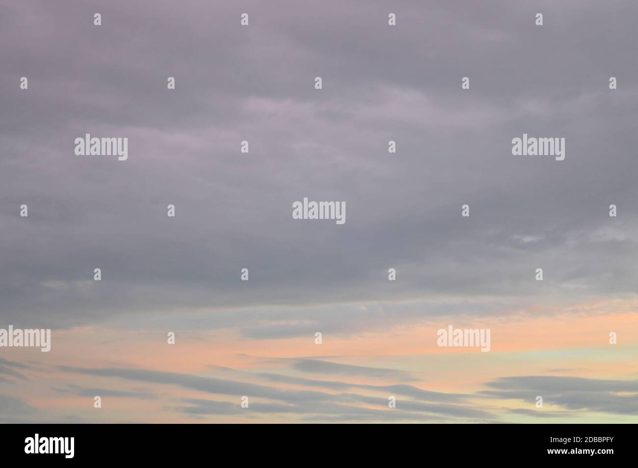 Bella sera cielo con nuvole, aria natura Foto Stock