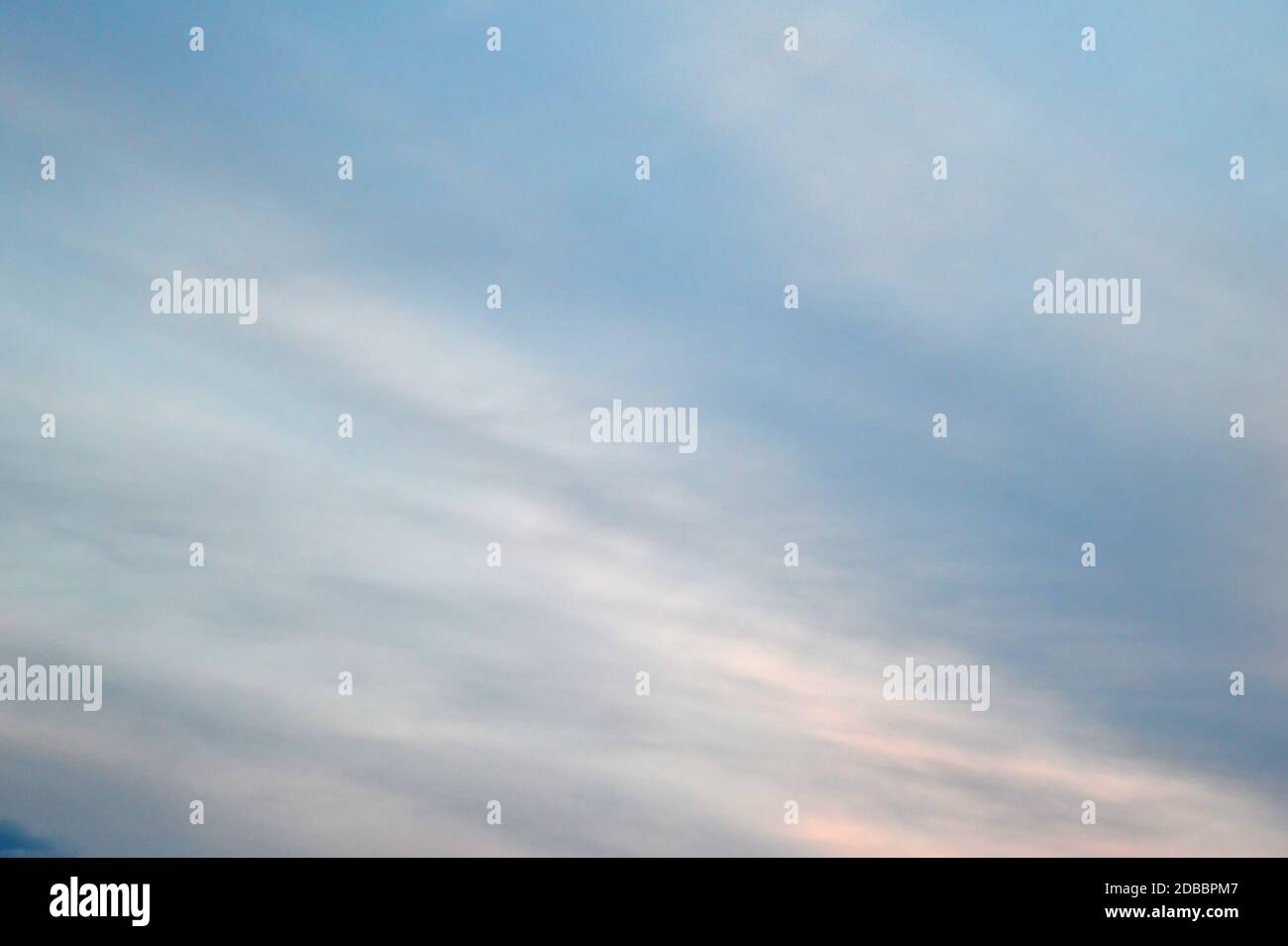 Bellissimo cielo serale con nuvole Foto Stock