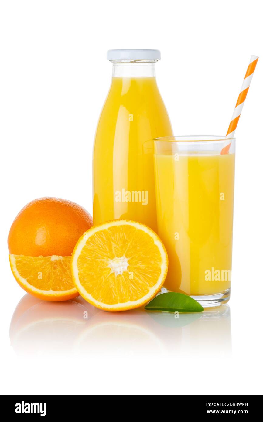 Succo di frutta arancione, bevande, arance, bicchiere e bottiglia isolati su sfondo bianco Foto Stock