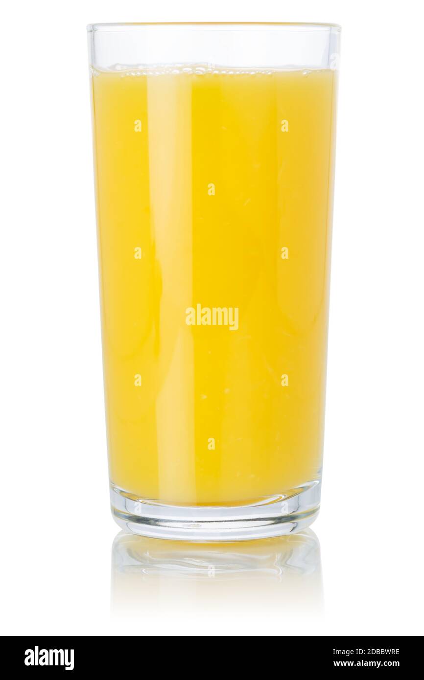 Arancia succo di frutta beva arance in un bicchiere isolato su uno sfondo bianco Foto Stock